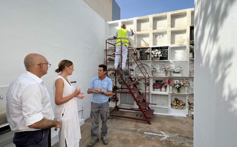 El Ayuntamiento De Nerja Acomete La Pintura Integral Del Cementerio De