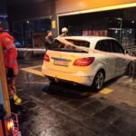 Un Conductor Empotra Su Coche Contra Una Boca De Metro En Valencia Tras