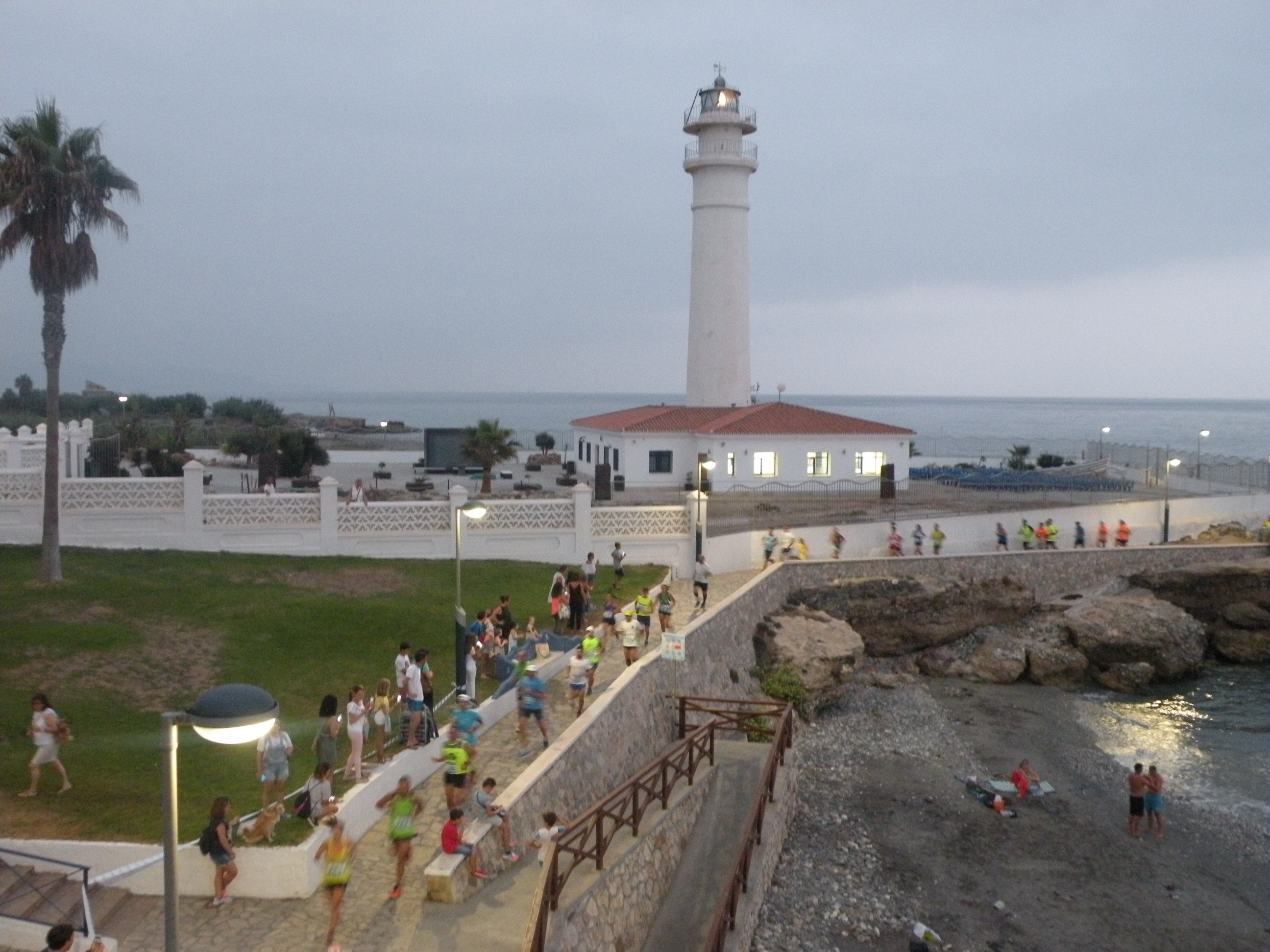 Centenares De Deportistas Recorrer N La Senda Litoral A La Luz De Las