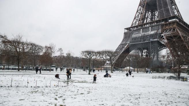 Una fuerte nevada deja sin suministro eléctrico a más de cinco mil hogares del noreste de Francia