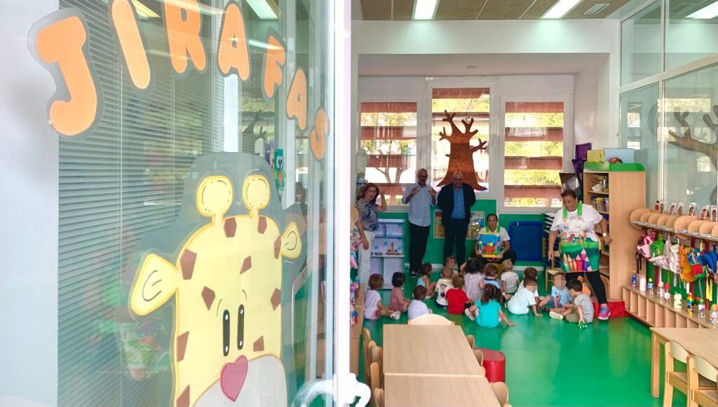 El Alcalde De V Lez M Laga Visita La Escuela Infantil La Fortaleza Junto Al Edil De Servicios